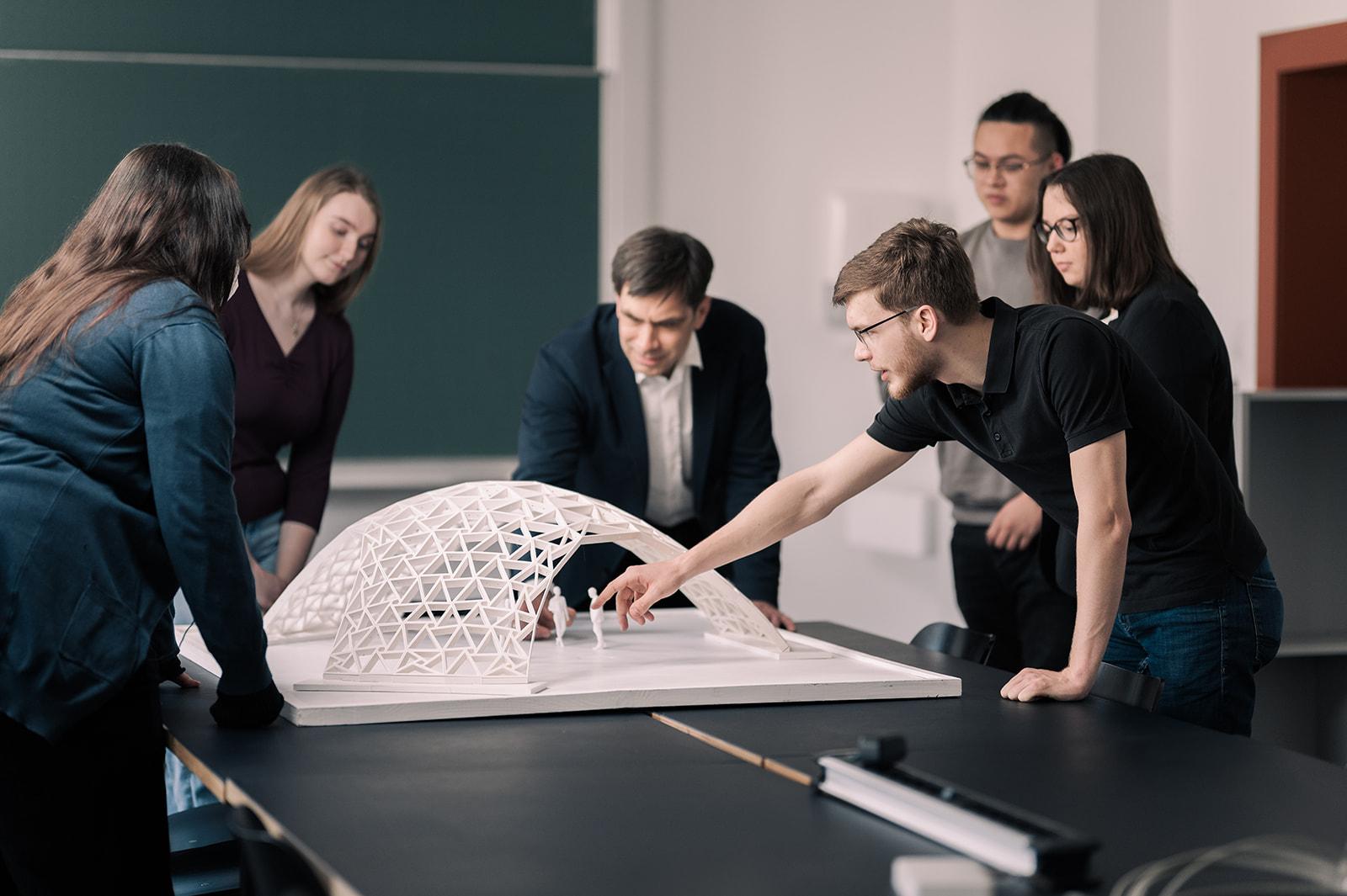 Studierende im Bachelorstudiengang Digitaler Baumeister. Studierende im Bachelorstudiengang Digitaler Baumeister.