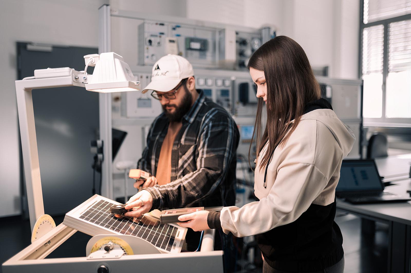 Studierende in der Fakultät für Elektrotechnik. Foto: hoch3media Studierende in der Fakultät für Elektrotechnik. Foto: hoch3media