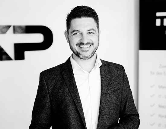 Das Konzept des Cloud Native Computing Benjamin Knecht, Geschäftsführer der MXP GmbH Das Konzept des Cloud Native Computing Benjamin Knecht, Geschäftsführer der MXP GmbH