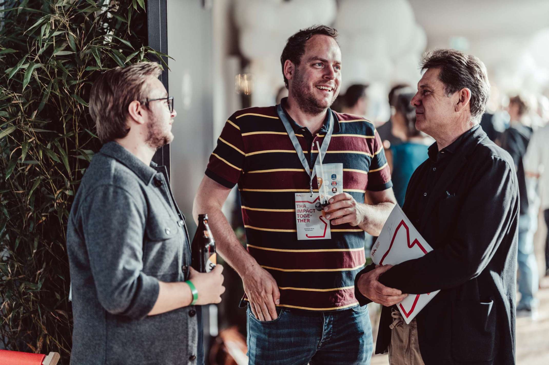 THA-Afterwork und After-Kuratorium-Pary mit Prof. Dr. Christoph Buck (Mitte), wissenschaftlicher Leiter THA_funkenwerk