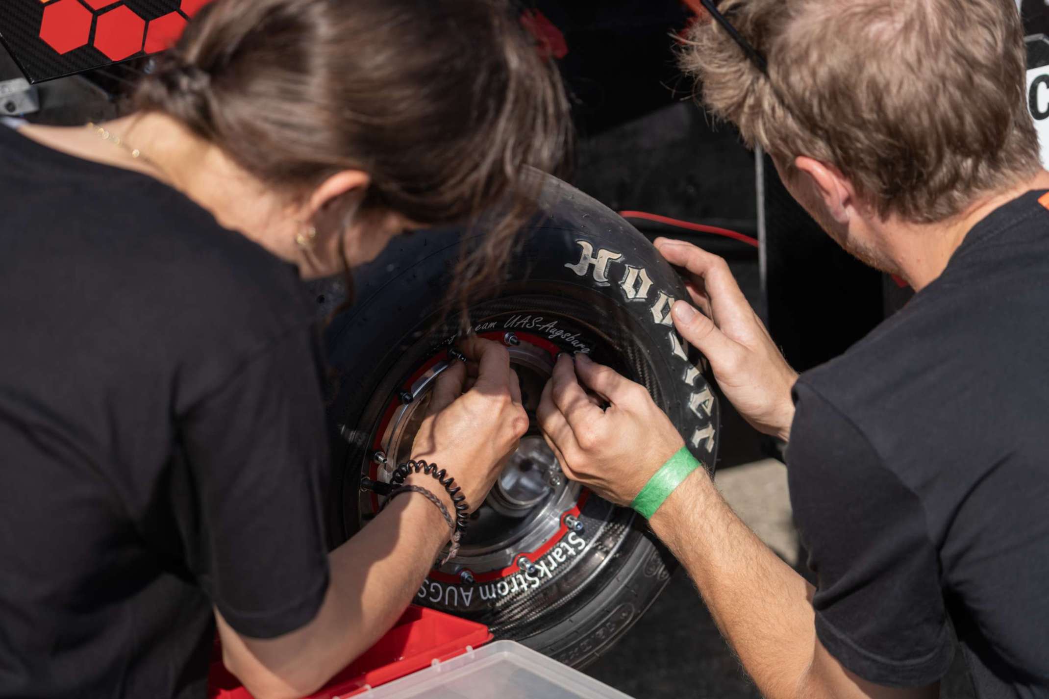 Rennteam bei der Arbeit Rennteam bei der Arbeit