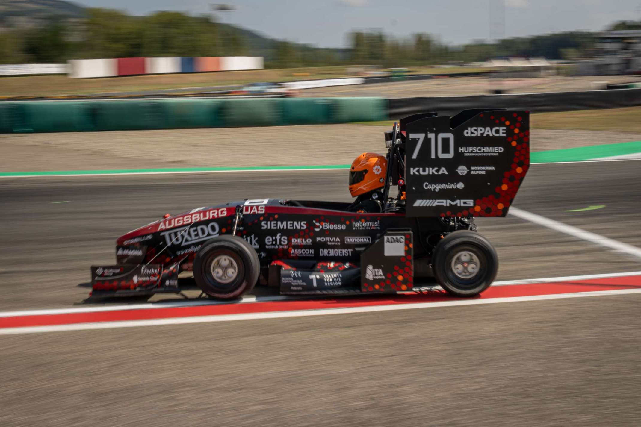 Rennwagen auf der Strecke Rennwagen auf der Strecke