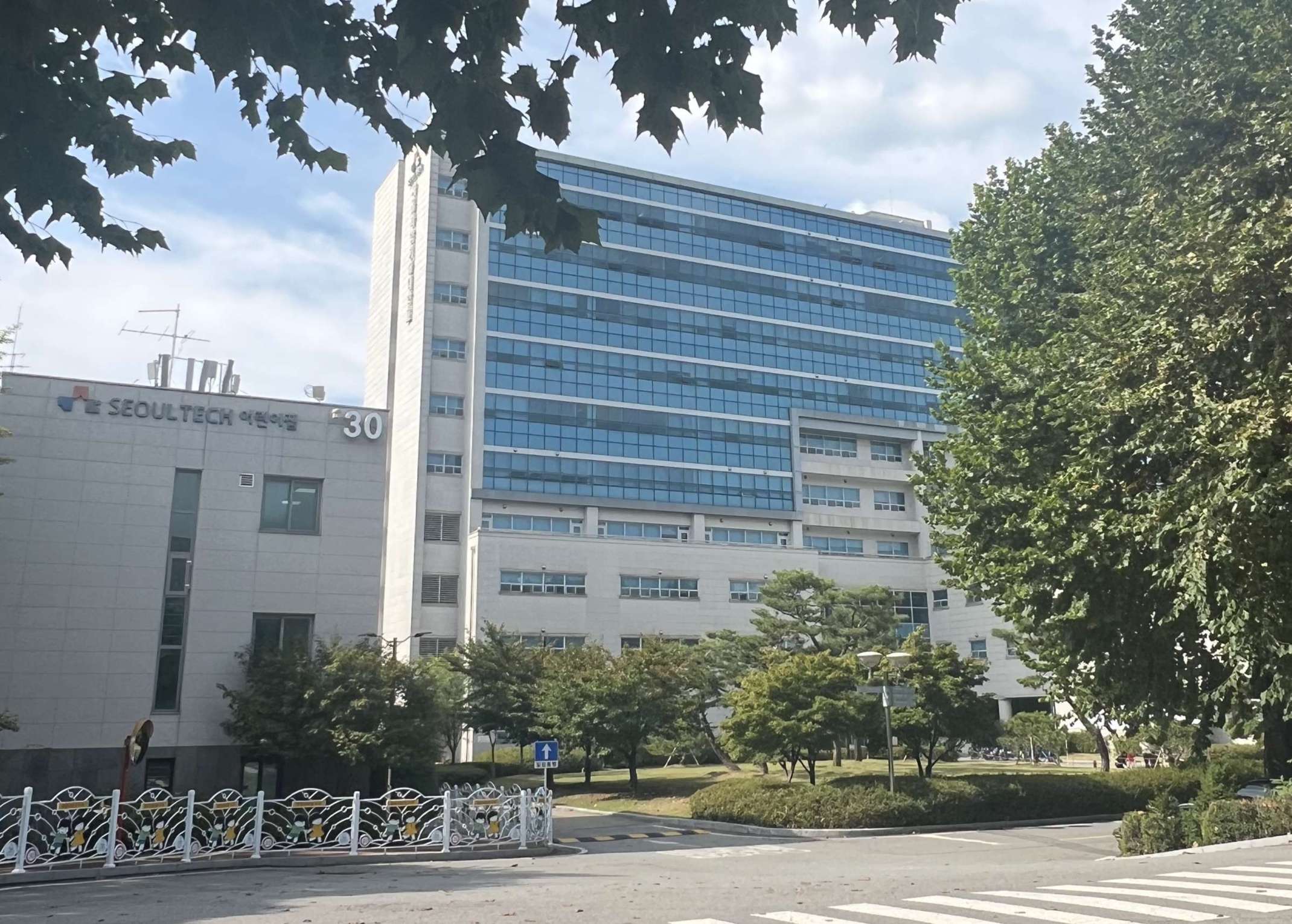 Seoul Tech Daycare Center (links) und Frontier Hall (rechts) Seoul Tech Daycare Center (links) und Frontier Hall (rechts)