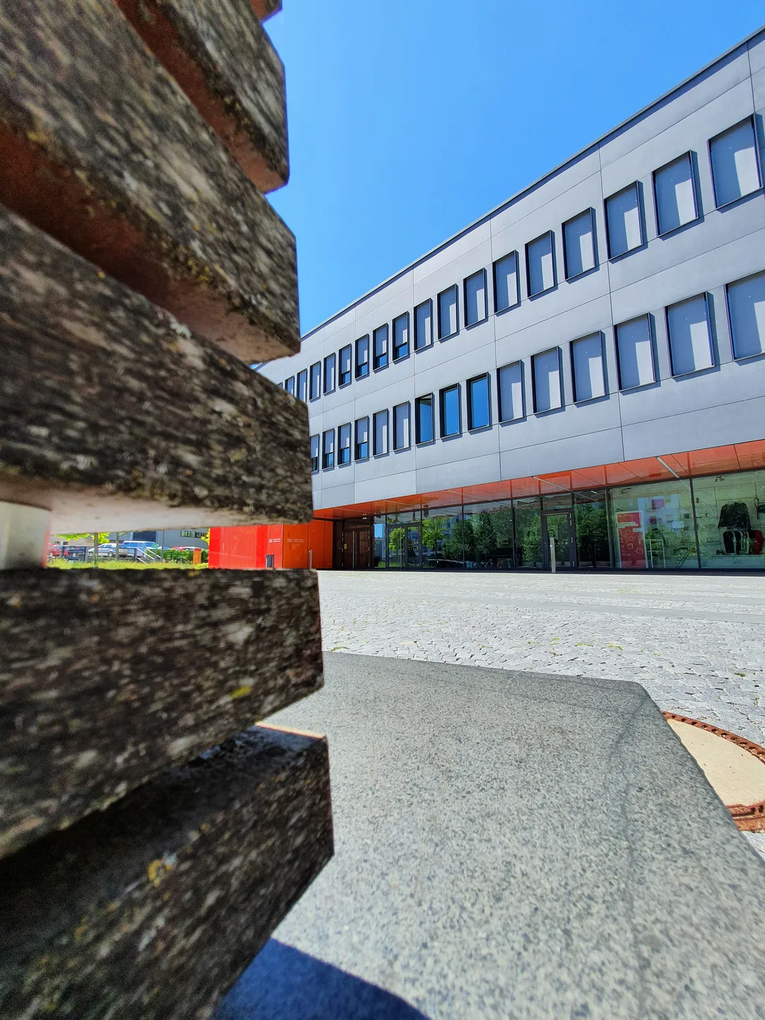 Außenansicht der School of Business von der Friedberger Straße aus.