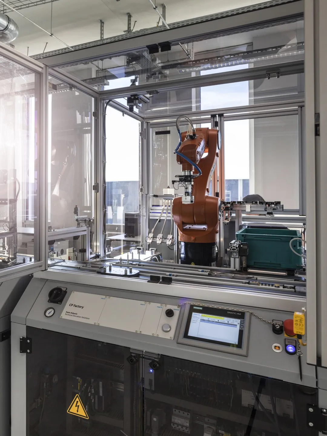 Roboterarm hinter einer Schutzvorrichtung.