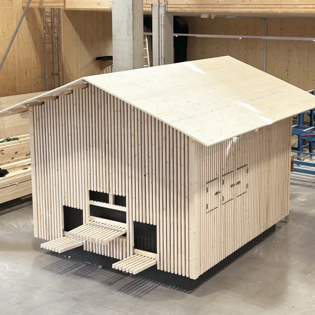 die fertige Holz-Hülle des Beton-Trafo-Häuschens