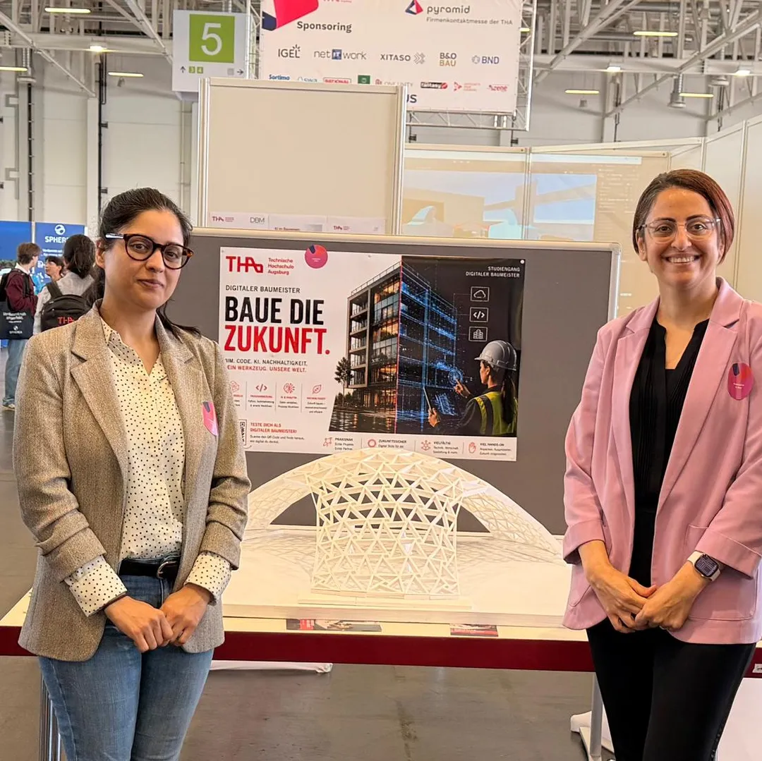 Prof. Dr. Tobias Maile mit Studierenden auf der Firmenkontaktmesse Pyramid 2026.