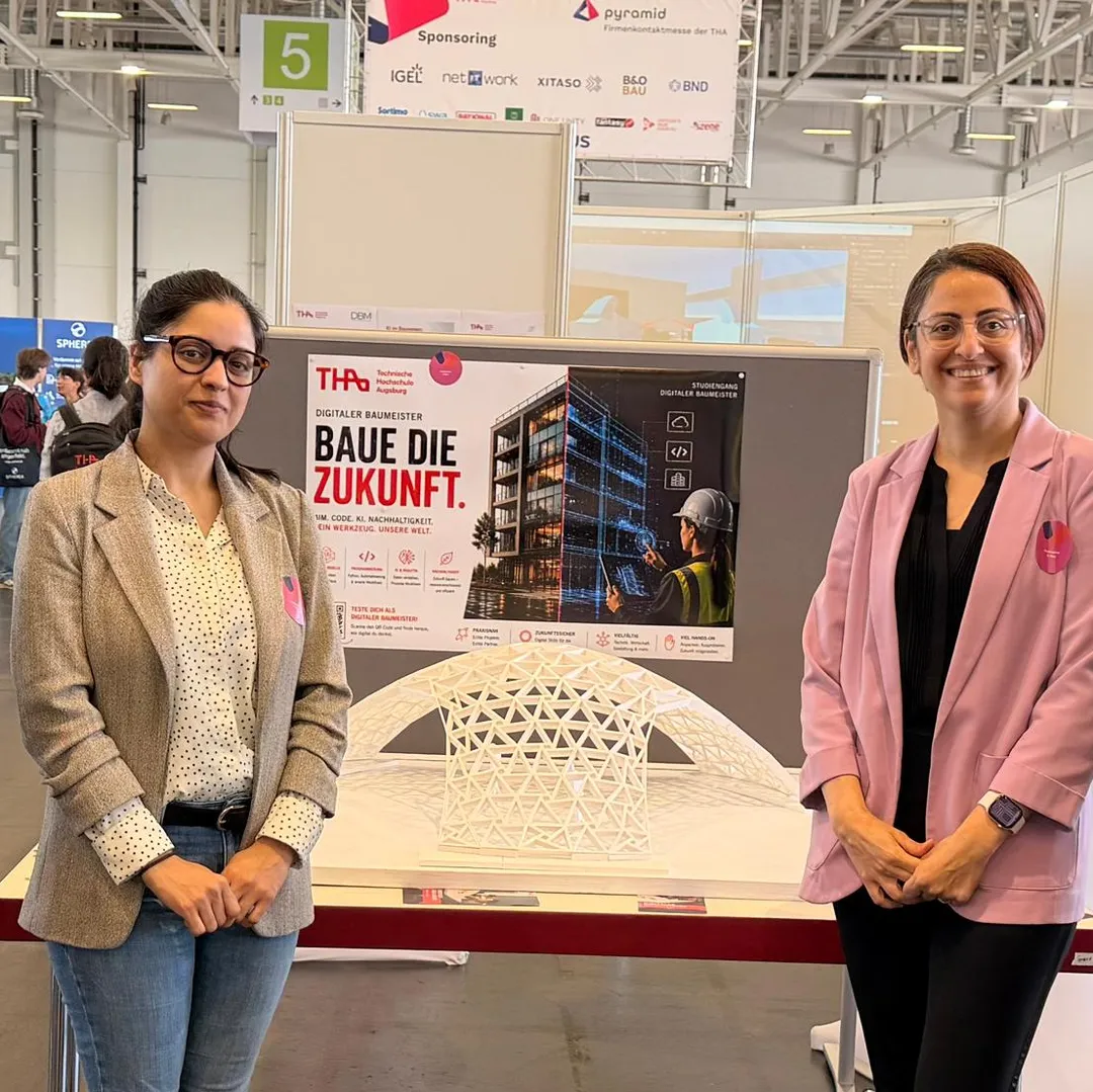 Prof. Dr. Tobias Maile mit Studierenden auf der Firmenkontaktmesse Pyramid 2026.
