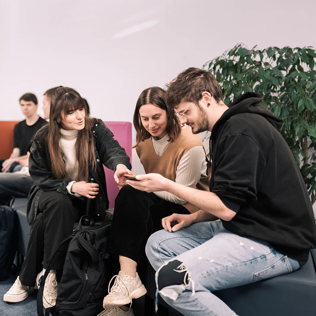 Gruppe Studierende diskutiert 