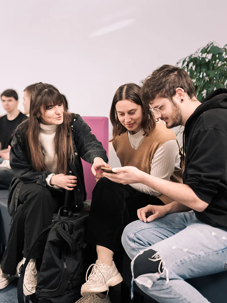 Gruppe Studierende diskutiert 