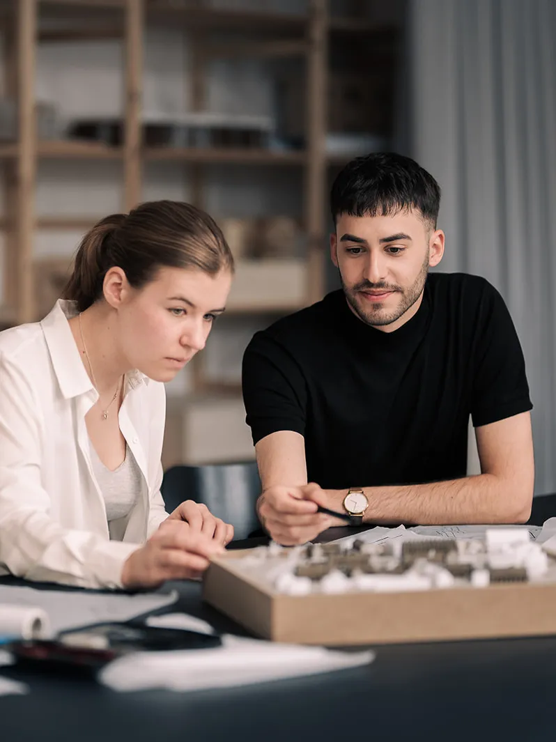 Studierende besprechen Städtebaumodell