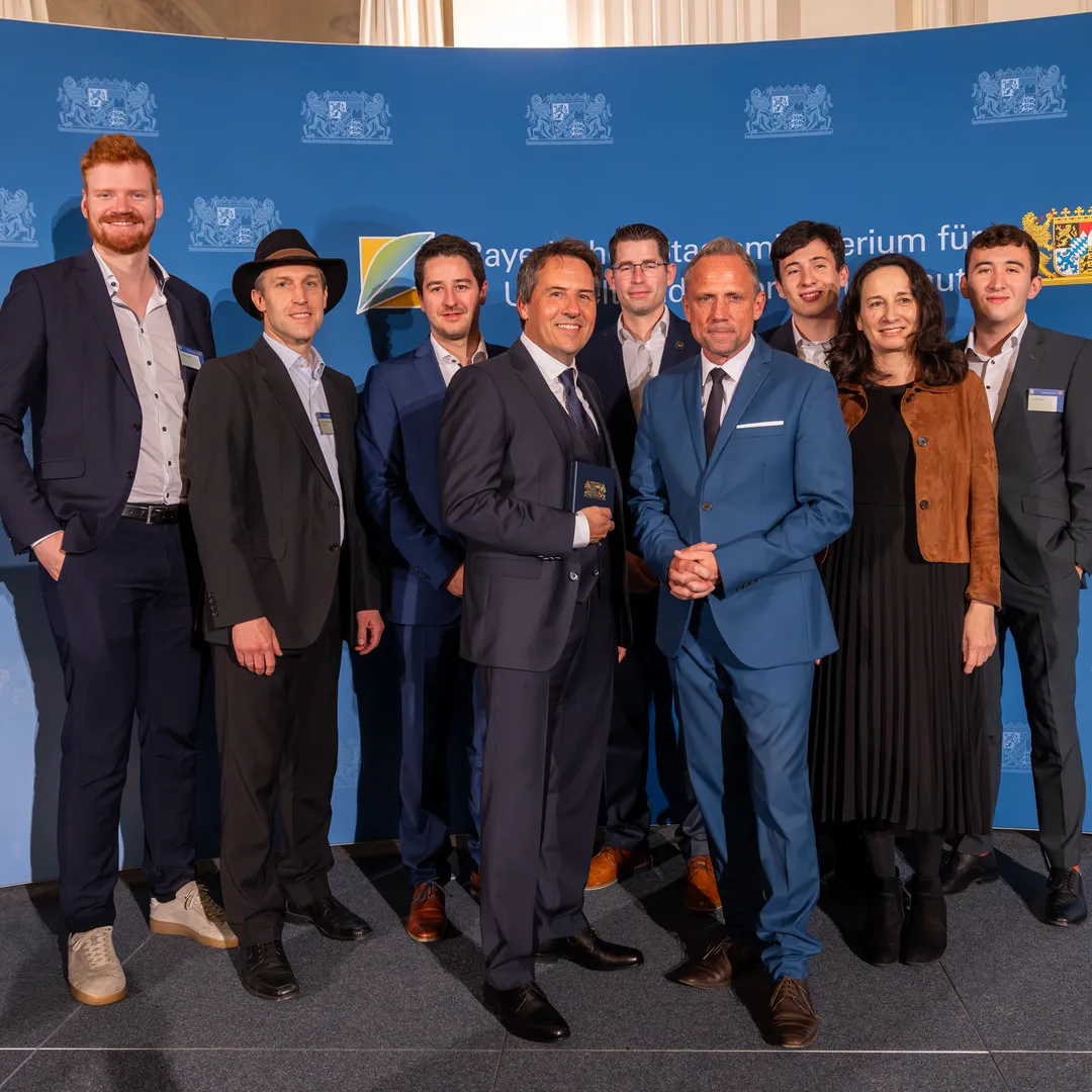 Andreas Augustin, Prof. Dr.- Ing. Florian Hörmann (THA), Nico Knöferl (Schweiger Straßenbau GmbH), Christian Schweiger (Schweiger Straßenbau GmbH), Johannes Jung (Benninghoven Wirtgen Group), Staatsminister Thorsten Glauber, MdL, Leon Schweiger (Nature Loop Energy GmbH & Co. KG), Sandra Schweiger, Jona Schweiger