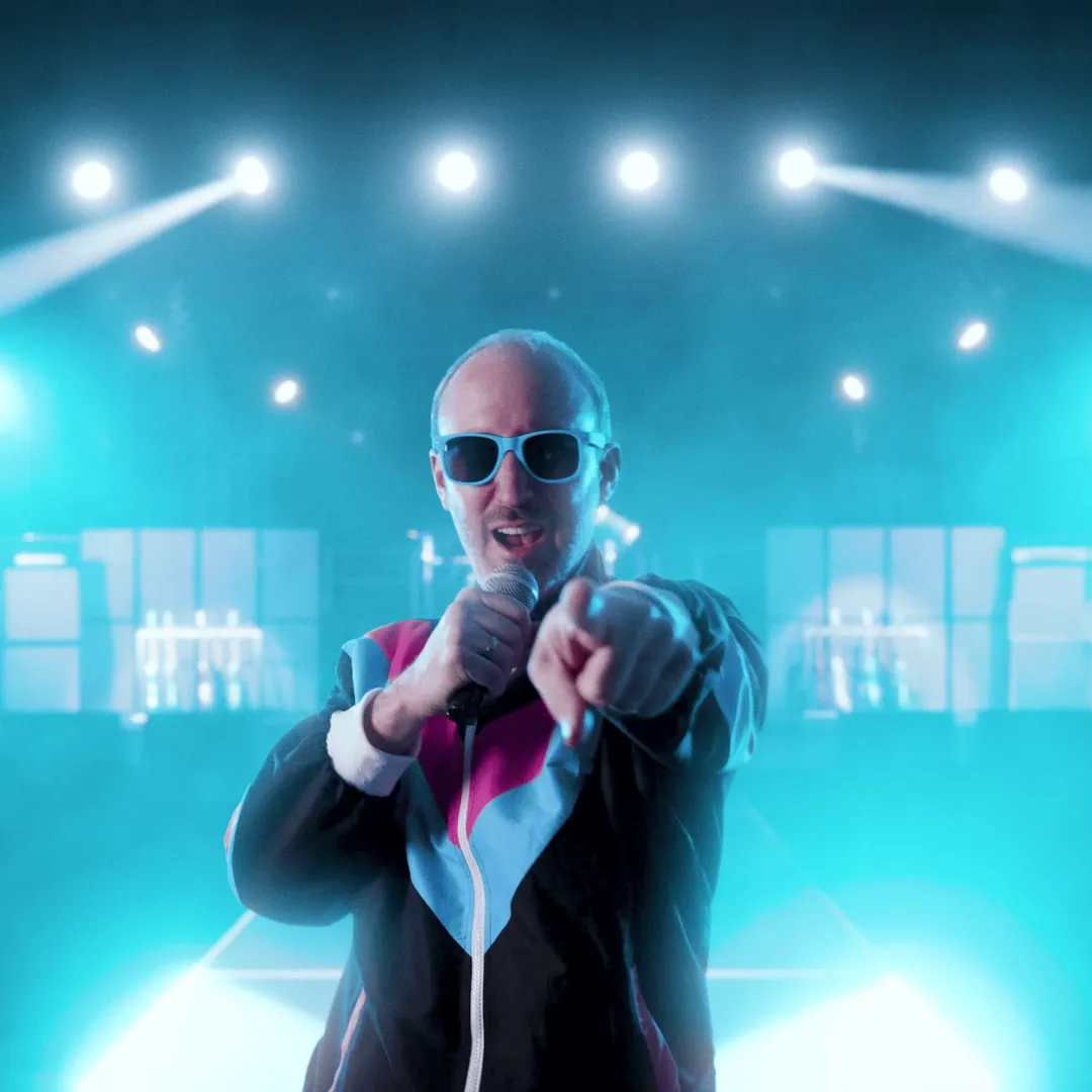 Im Song „Cyberstark“ schlüpft Professor Merli der Technischen Hochschule Augsburg diesmal nicht nur in die Rolle des böswilligen Hackers MC BlackHat, sondern spielt auch DJ Merli, die personifizierte, positive Assoziation von Cybersicherheit. Thema ist diesmal der Faktor Mensch in der Security. Foto: Jonah Stiller von Langesicht Filmproduktion