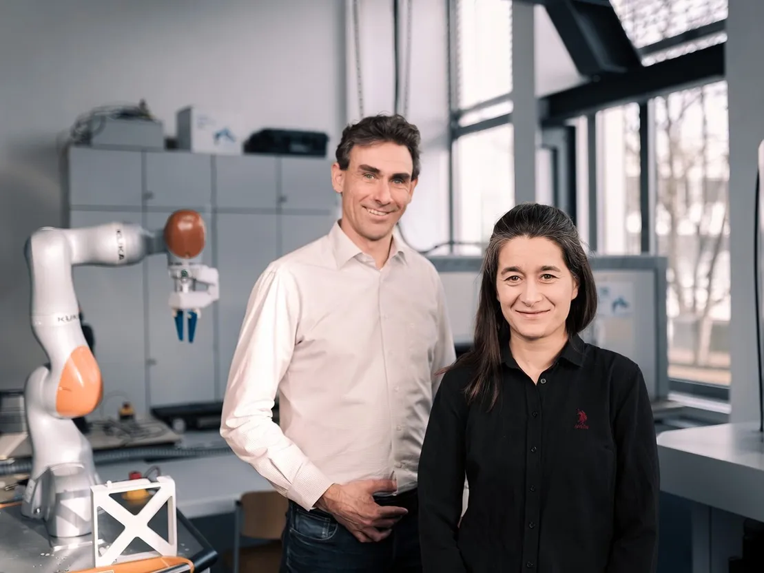 Laboringenieurin und Professor für Robotik