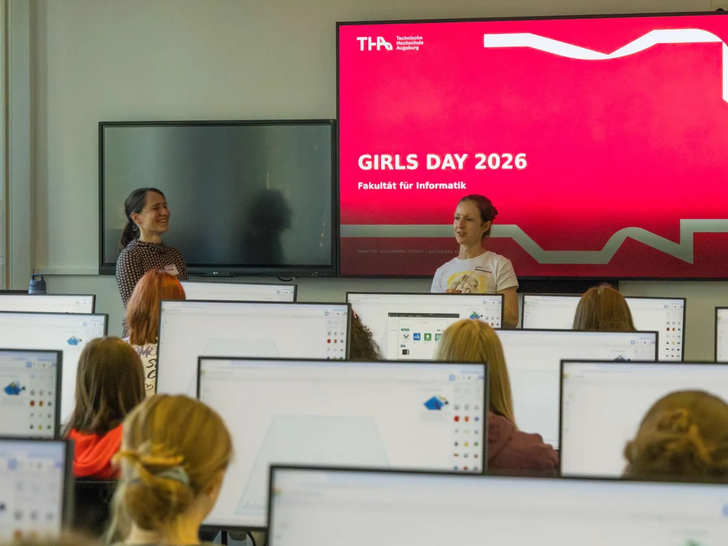 Schülerinnen in einem Labor der Fakultät für Informatik beim Girls‘ Day 2026