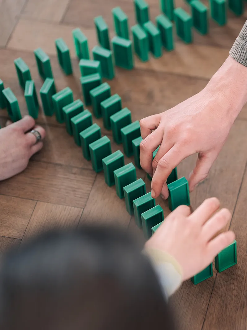 Hands setting up dominoes, Photo: Daniel Fürst | hoch3media