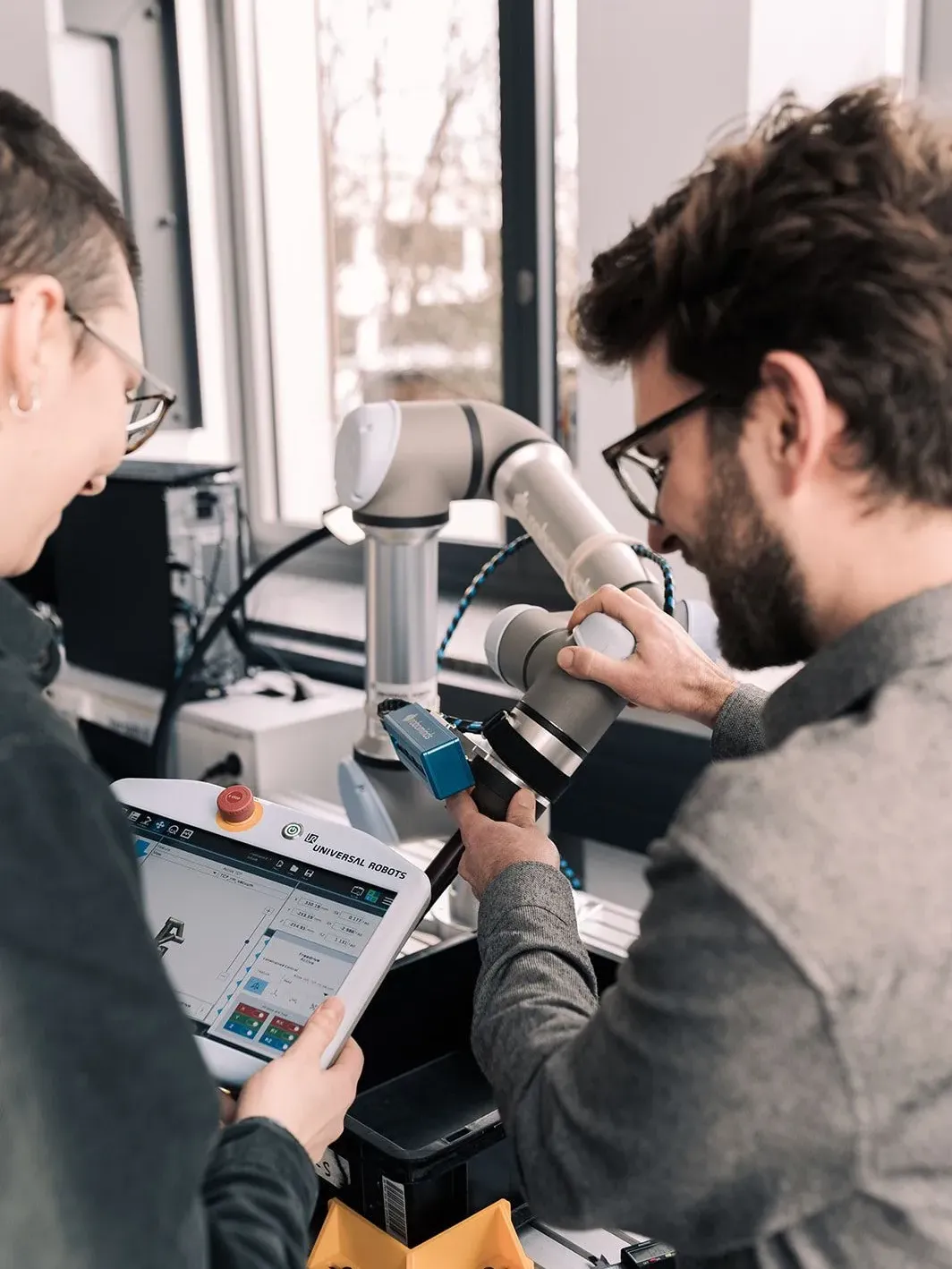 Studierende an Versuch mit Cobot