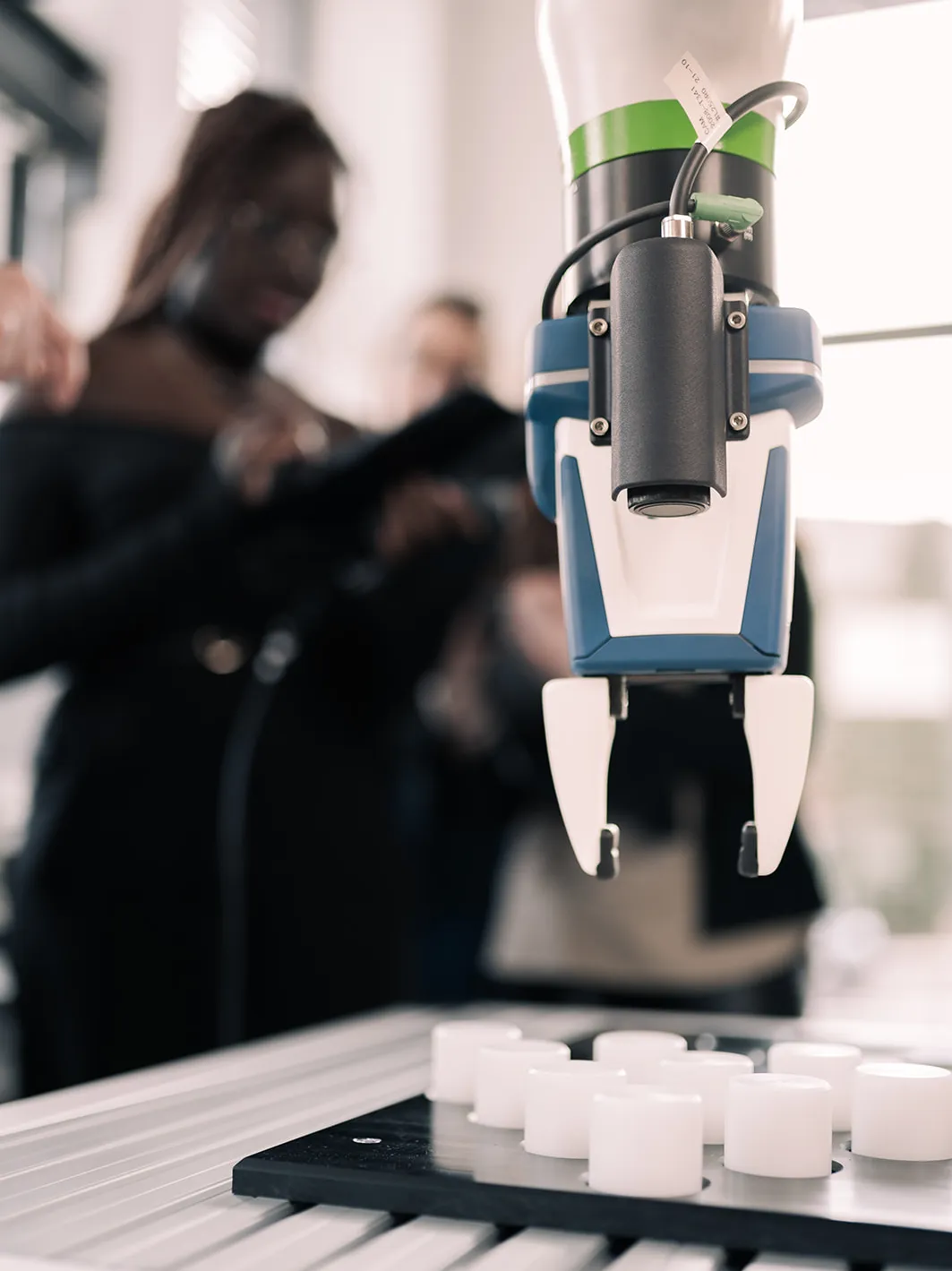 Studierende bedinen Cobot