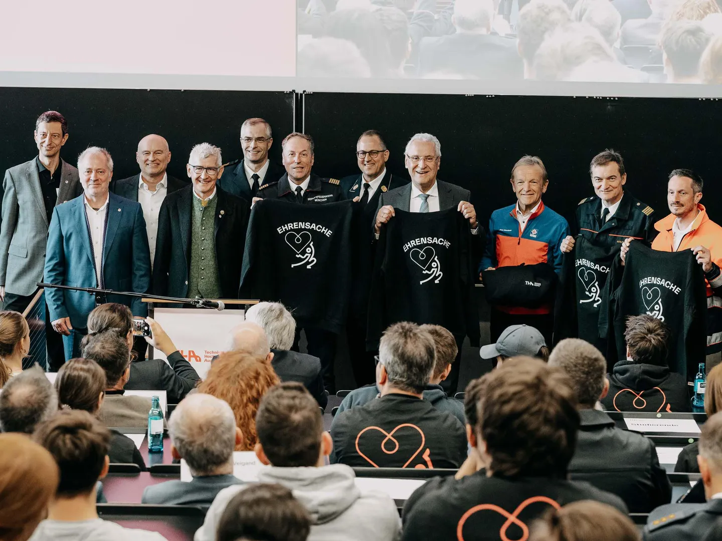 Unterstützerinnen und Unterstützer der "Partnerhochschule der Feuerwehren und Hilfsorganisationen" im Rahmen der zehnjahres Feier.