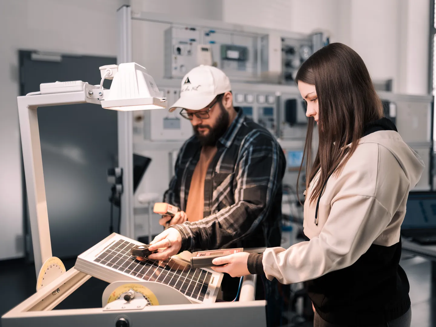 Studierende am Versuchsaufbau zu Photovoltaik.