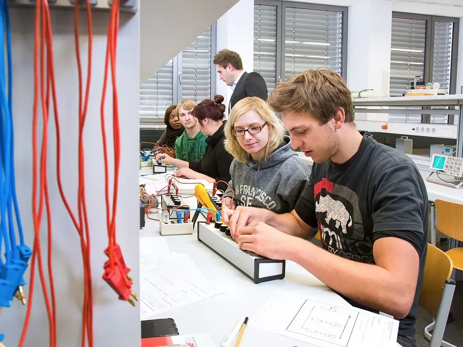 Studierende im Messtechnik Praktikum.