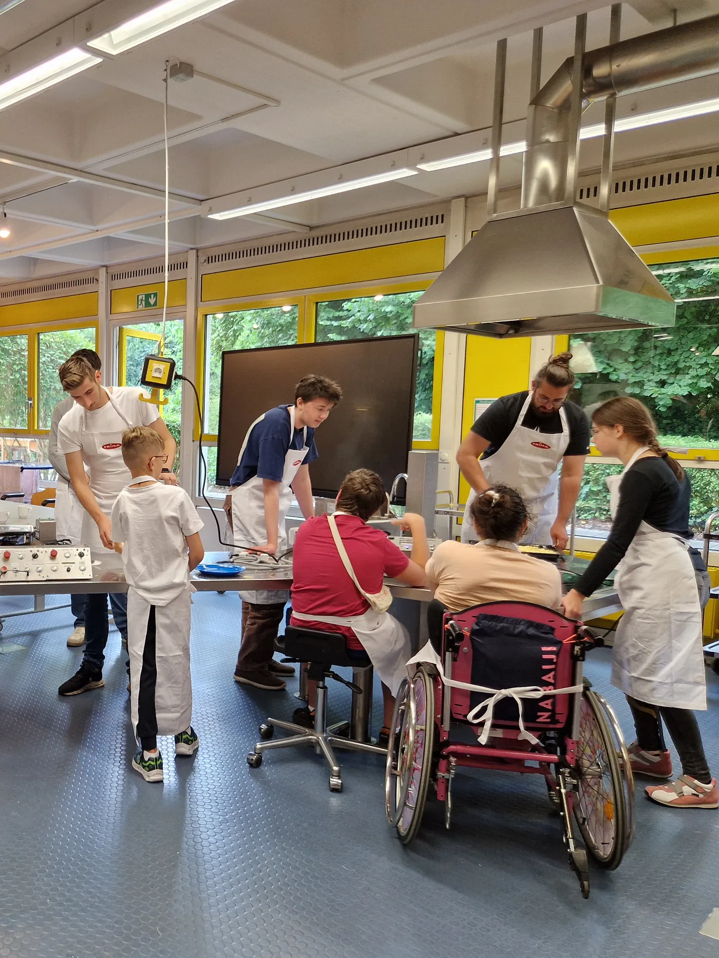 THA-Studierende und Schülerinnen und Schüler in der Schulküche des Fritz-Felsenstein-Hauses,