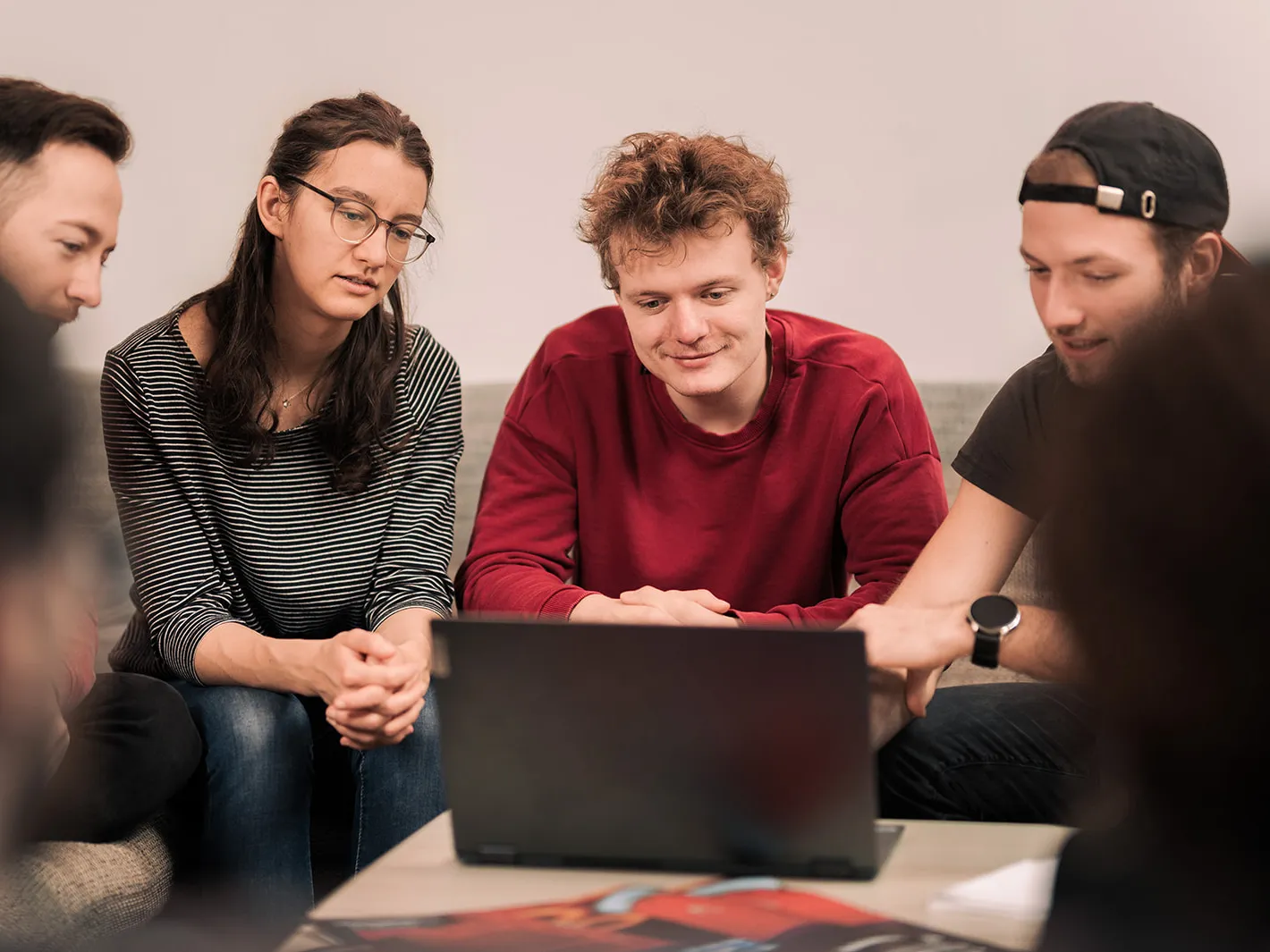 zwei Studierenden der Fakultät für Elektrotechnik