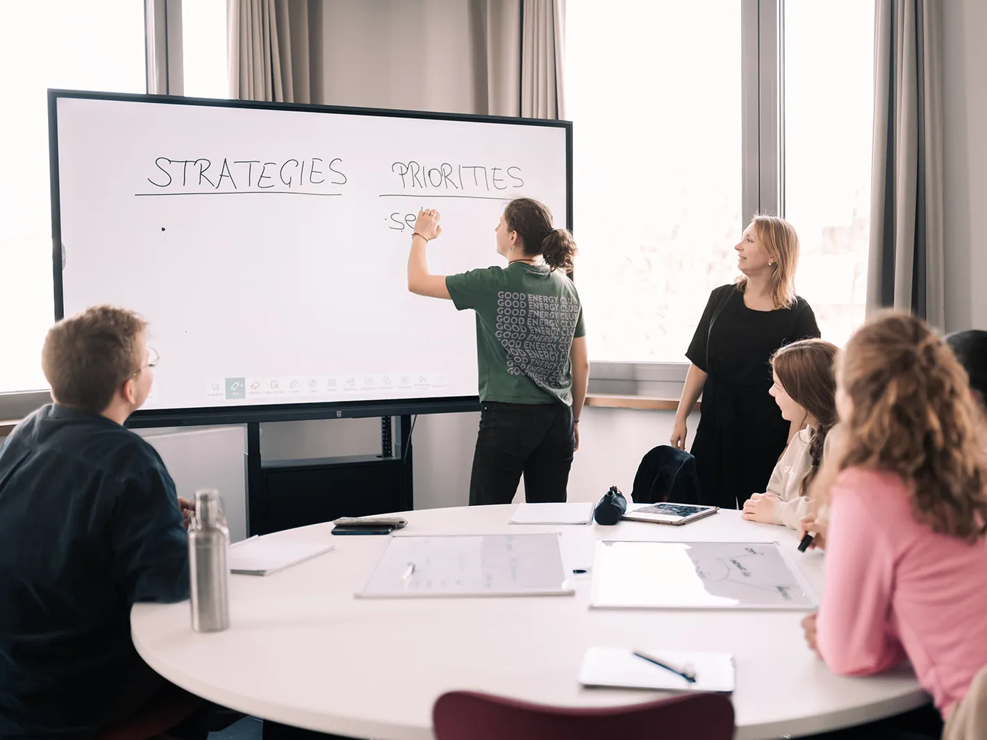 Studi schreibt an digitales Whiteboard