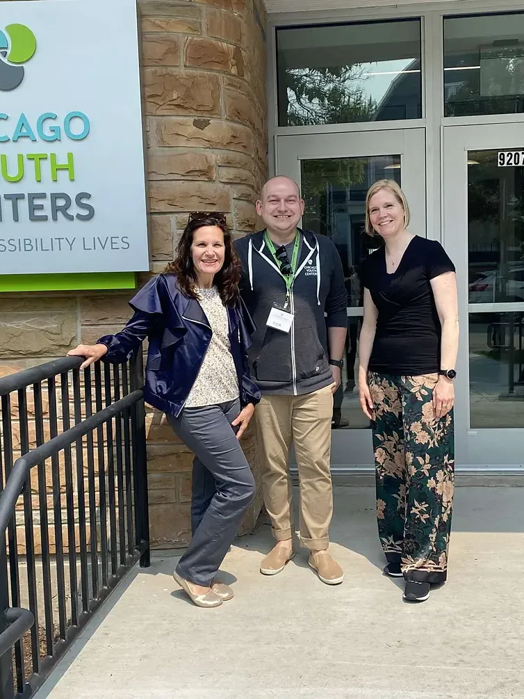 Prof. Dr. Barbara Rink (right) is visiting the children's and youth facilities in Chicago, the "Chicago Youth Centers," and is holding discussions on cooperation with Tina Ayala, Executive Director (left), and Piotr Wojnicz, Director of General Educational Support (center).