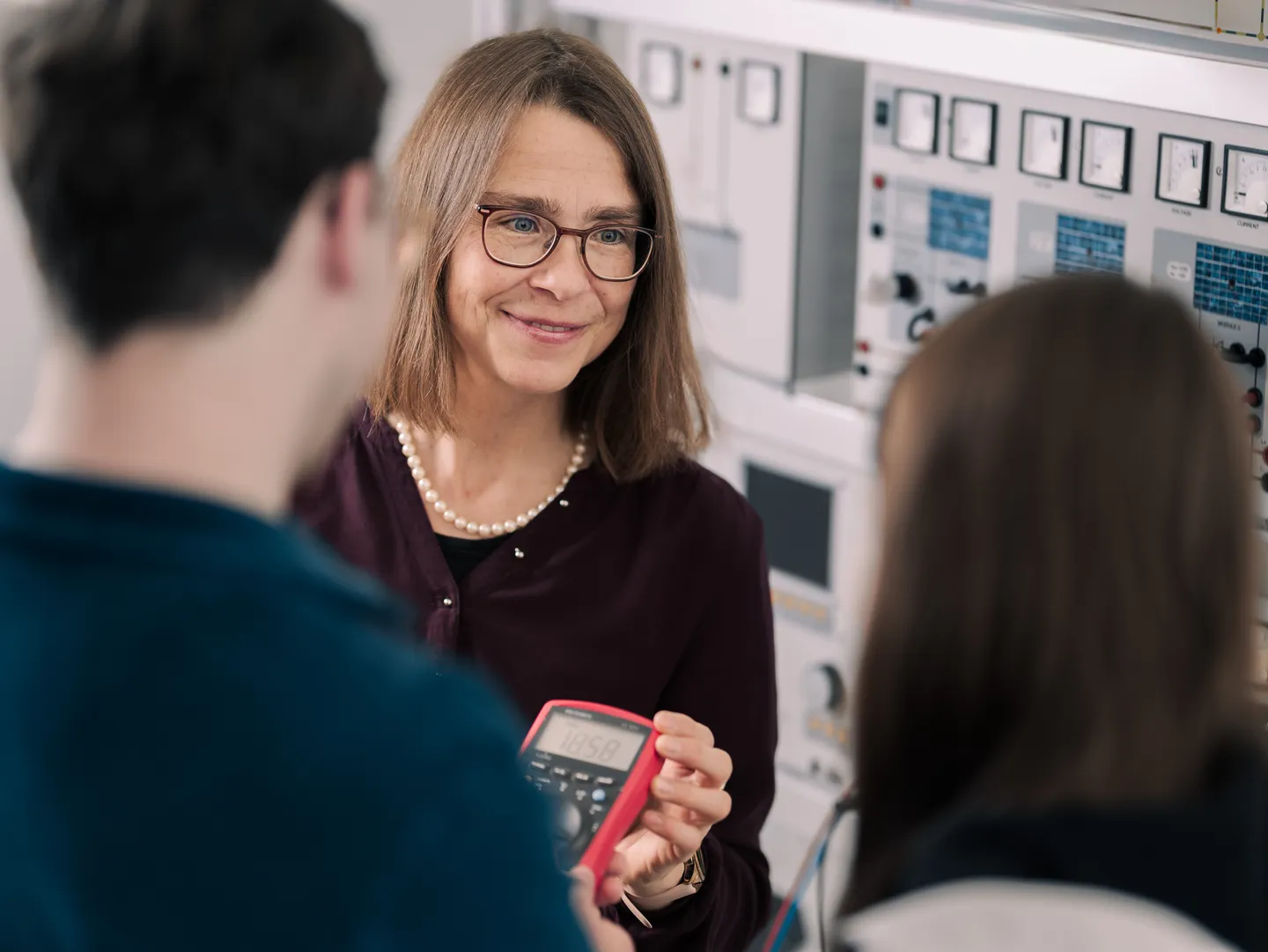 Professorin mit Studierende im Praktikum