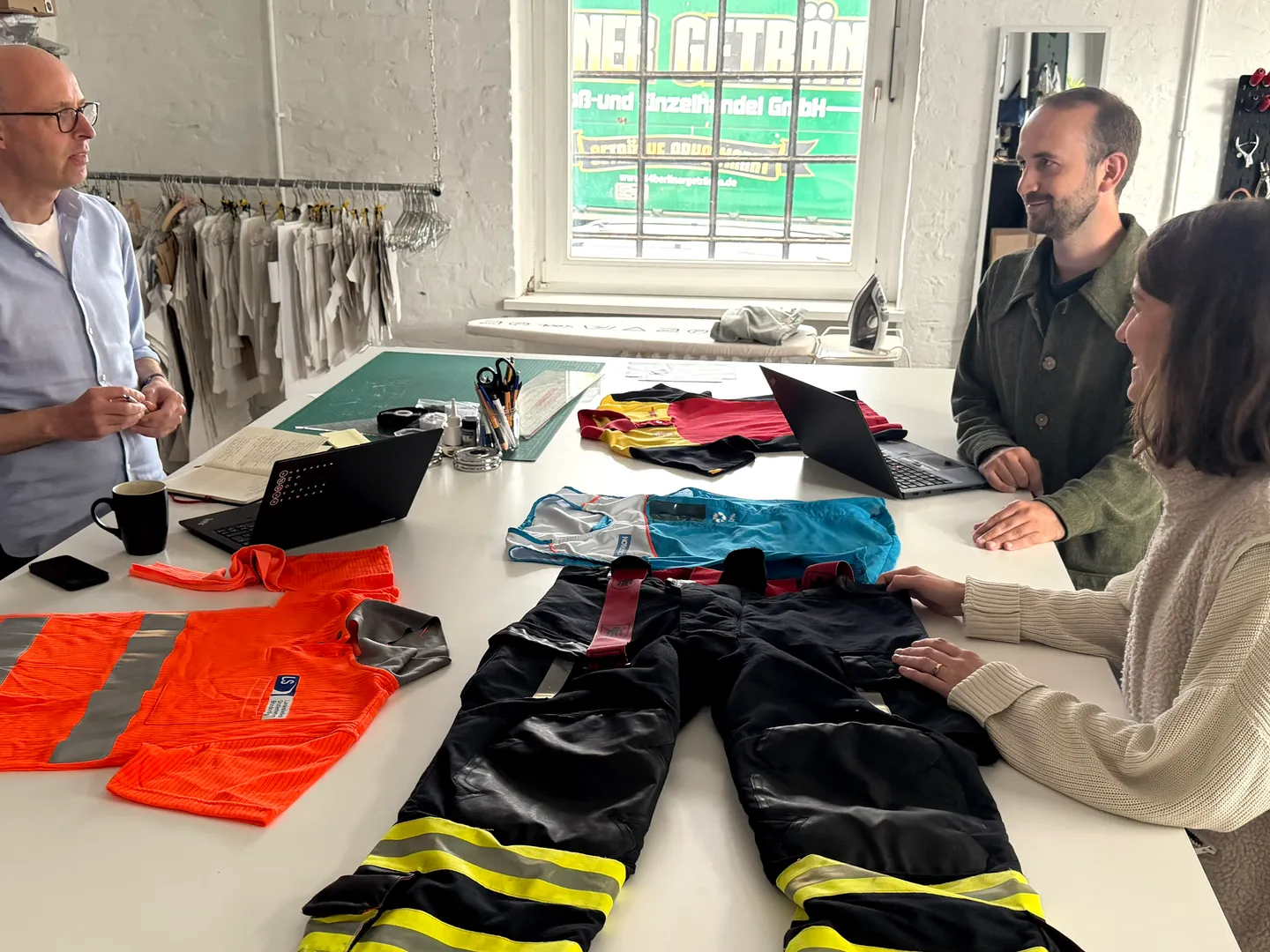 Das UpKomm-Team im Upcycling-Studio von MOOT. Von links nach rechts: PD Dr. Thorsten Philipp (TU Berlin), Michael Pfeifer und Alicia Gerlitz (beide MOOT Upcycling GmbH).