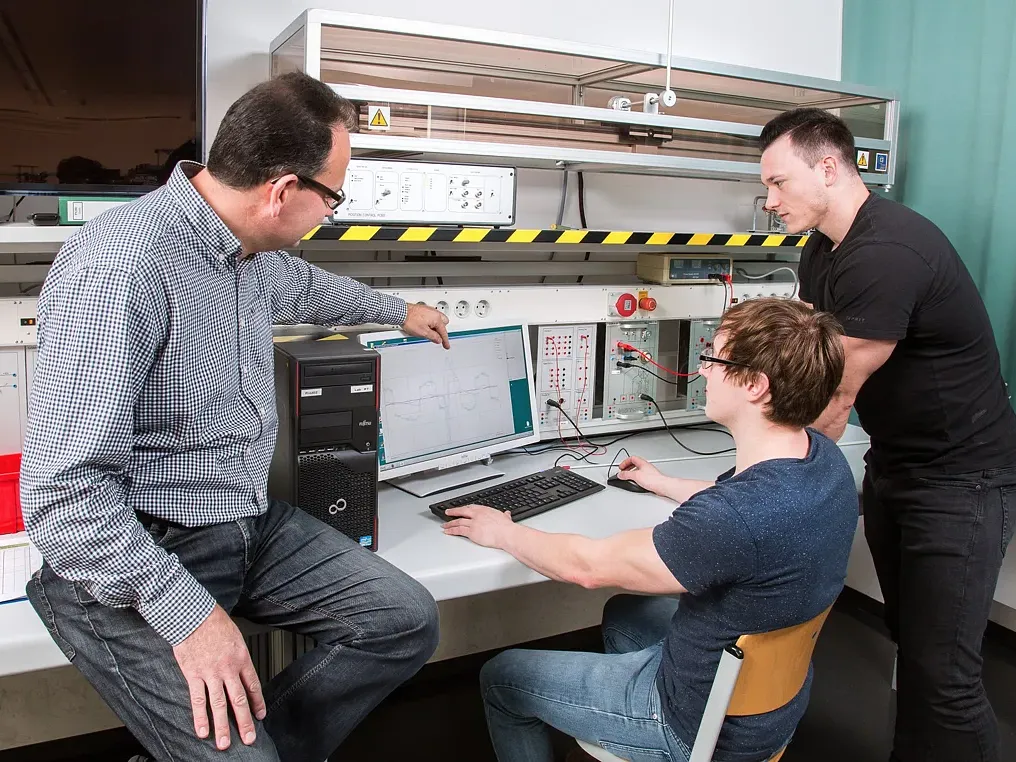 Regelungstechnik_MainPage.webp Studierende im Praktikum mit Laboringenieur