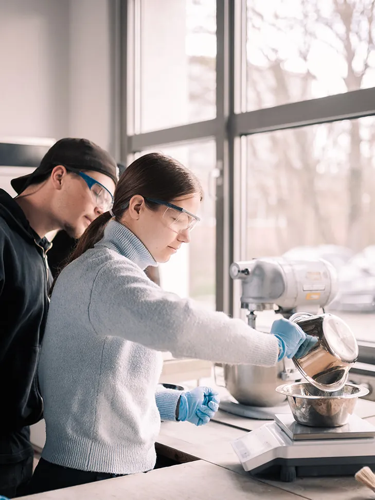 Studierende arbeiten in Baustofflabor
