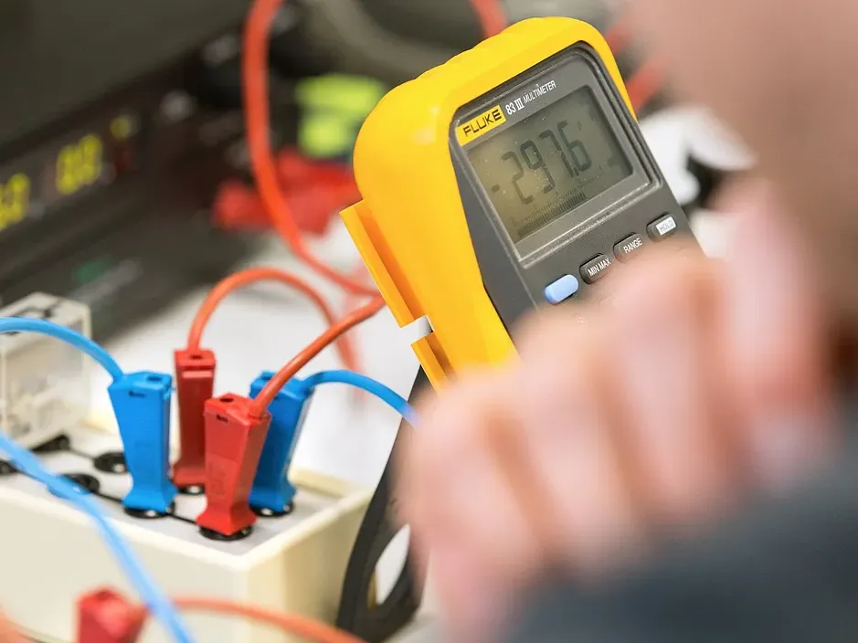 Messung einer Spannung mittels Digitalmultimeter im Messtechnik Praktikum.
