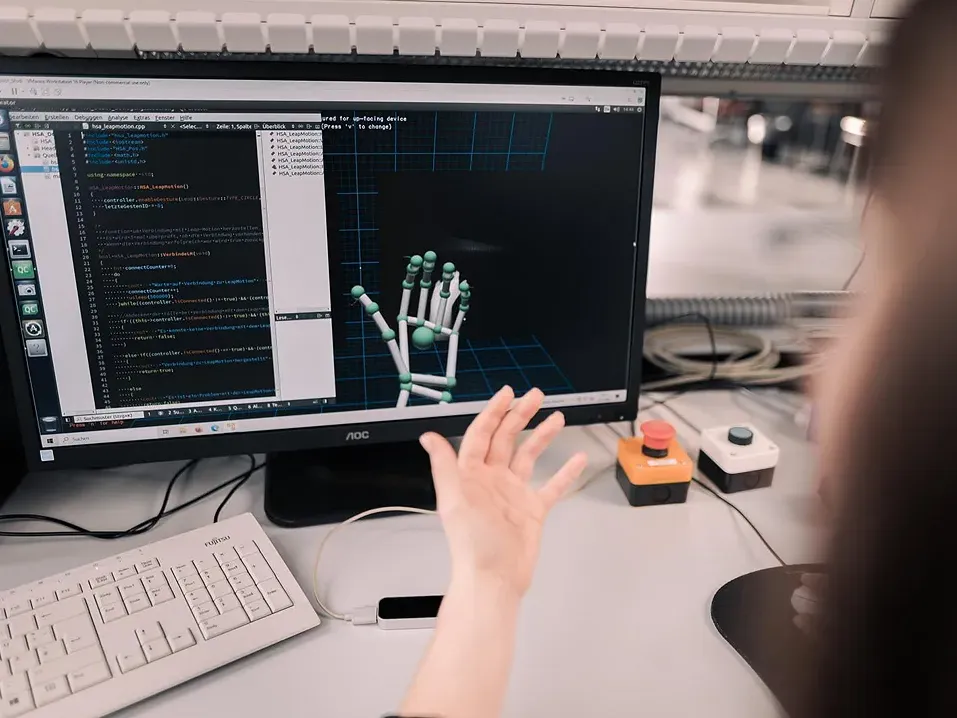 Studierende simulieren eine Handbewegung