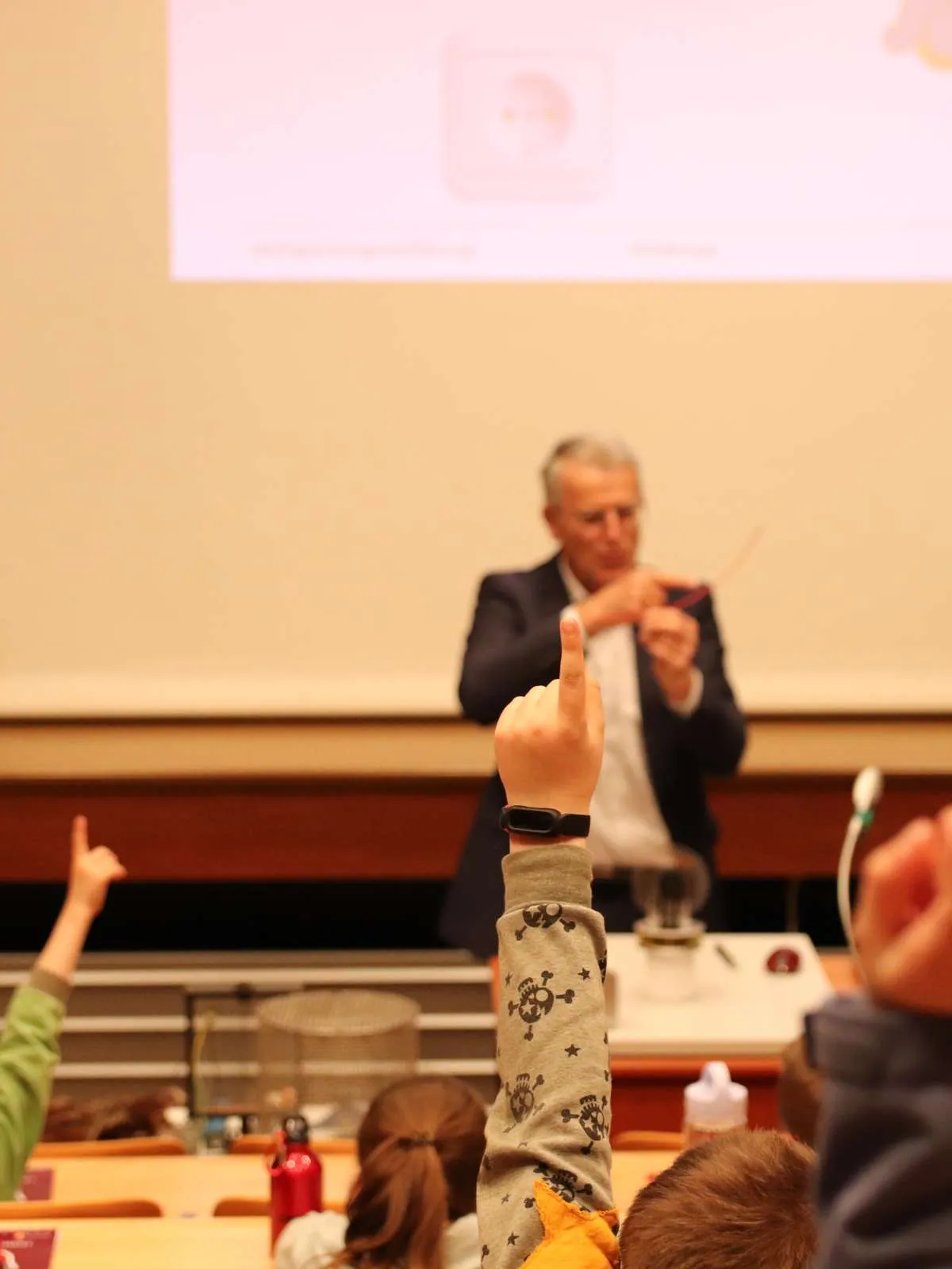 LEW Kinderuni mit Professor Michael Finkel