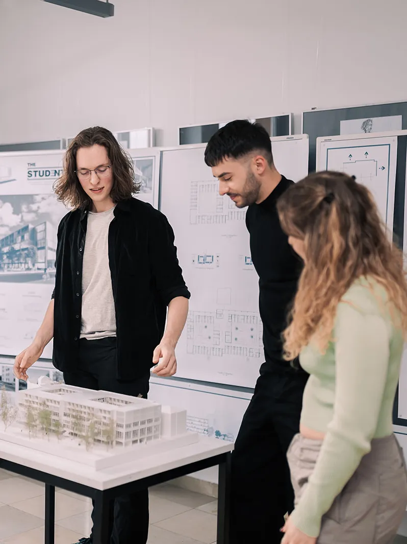 Studierender präsentiert ein Gebäudemodell