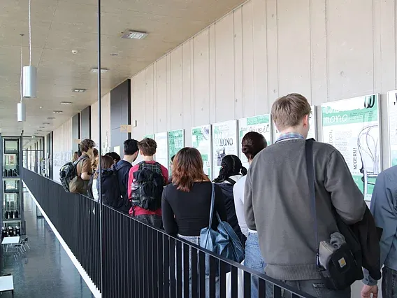 Führung für eine Schulgruppe an der THA.