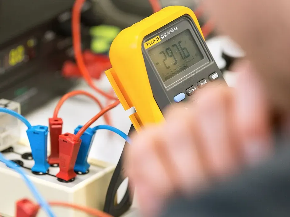 Messung einer Spannung mittels Digitalmultimeter im Messtechnik Praktikum.