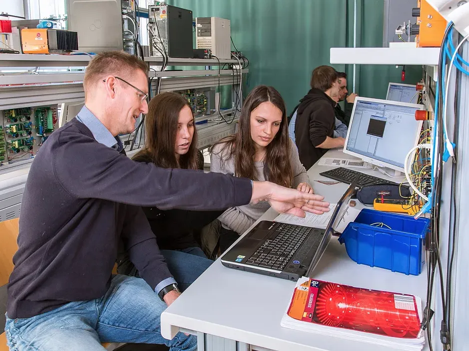Regelungstechnik2.webp Studierende mit Professor im Praktikum