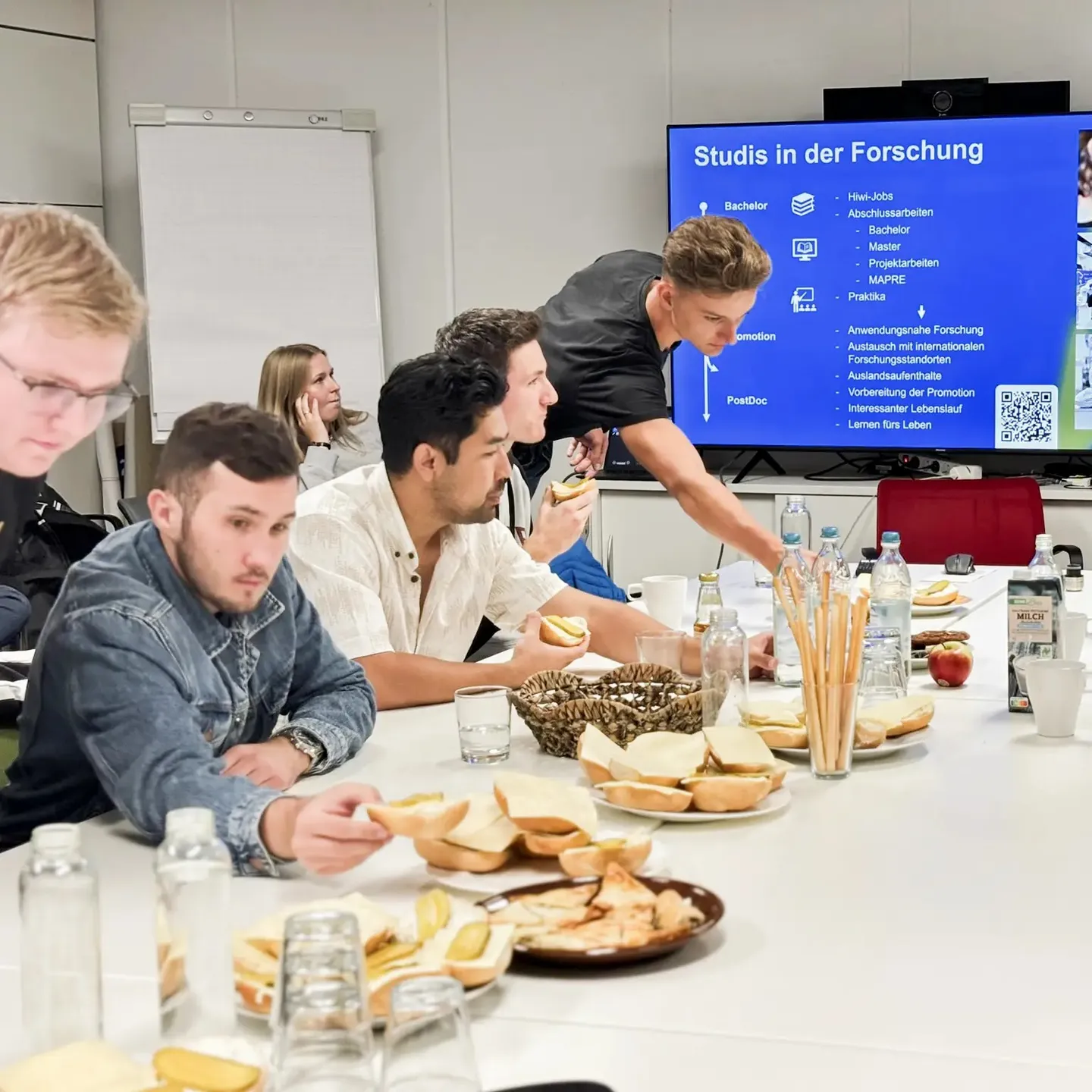 Mehrere Studierende bei der Pause