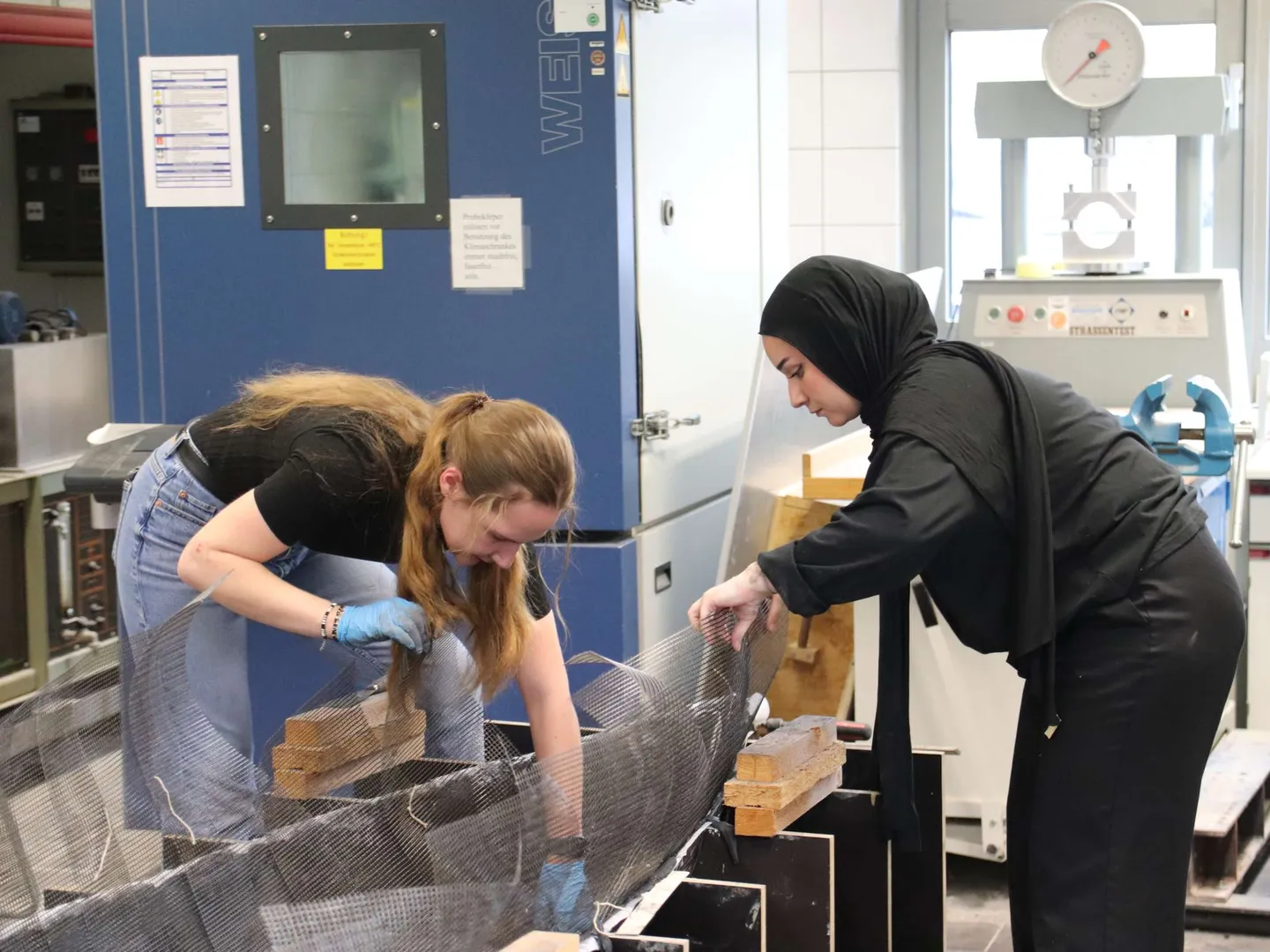 Studentinnen bereiten Schalung vor