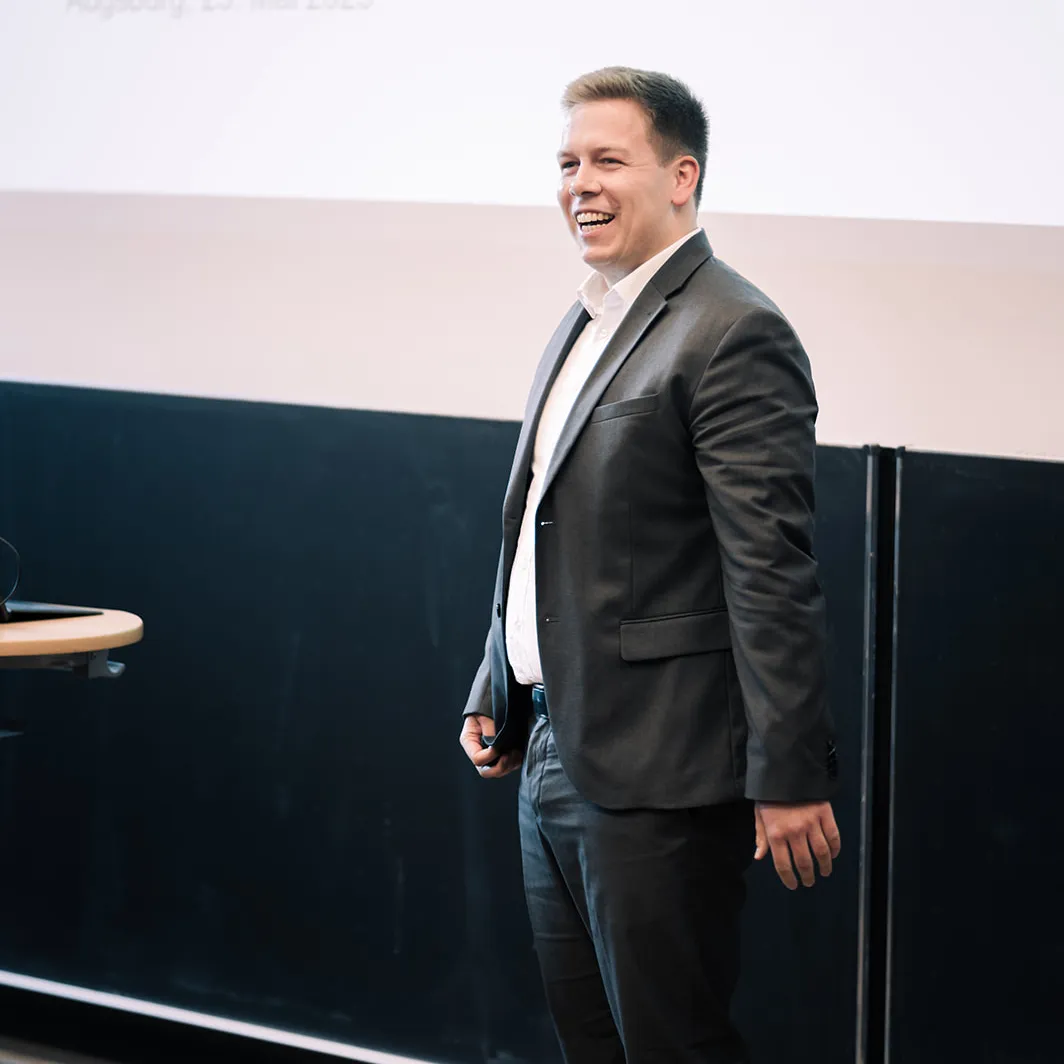 Graduate Jan Tietje during his presentation at the graduation ceremony for the IT Project and Process Management program