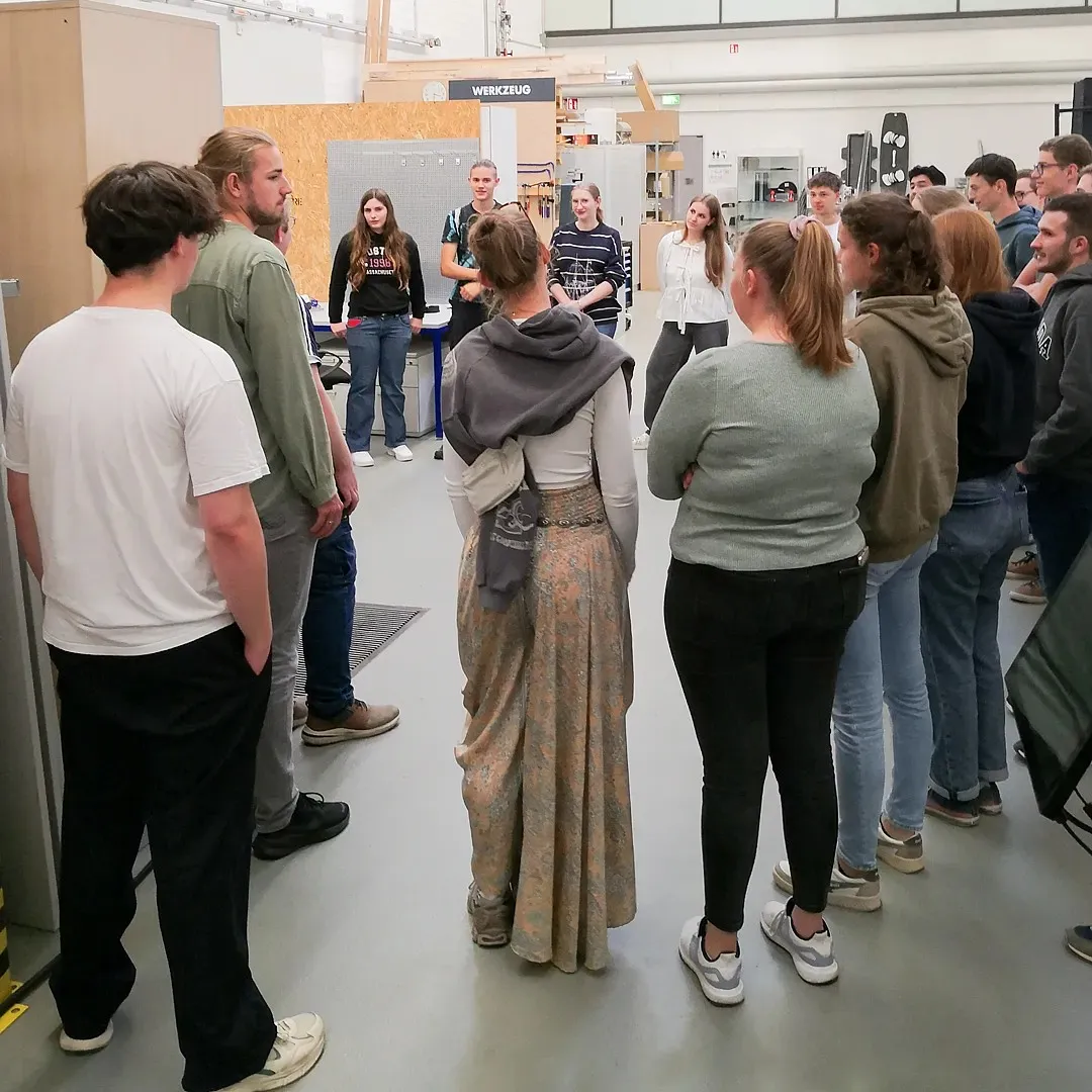Goße Gruppe an Studierenden