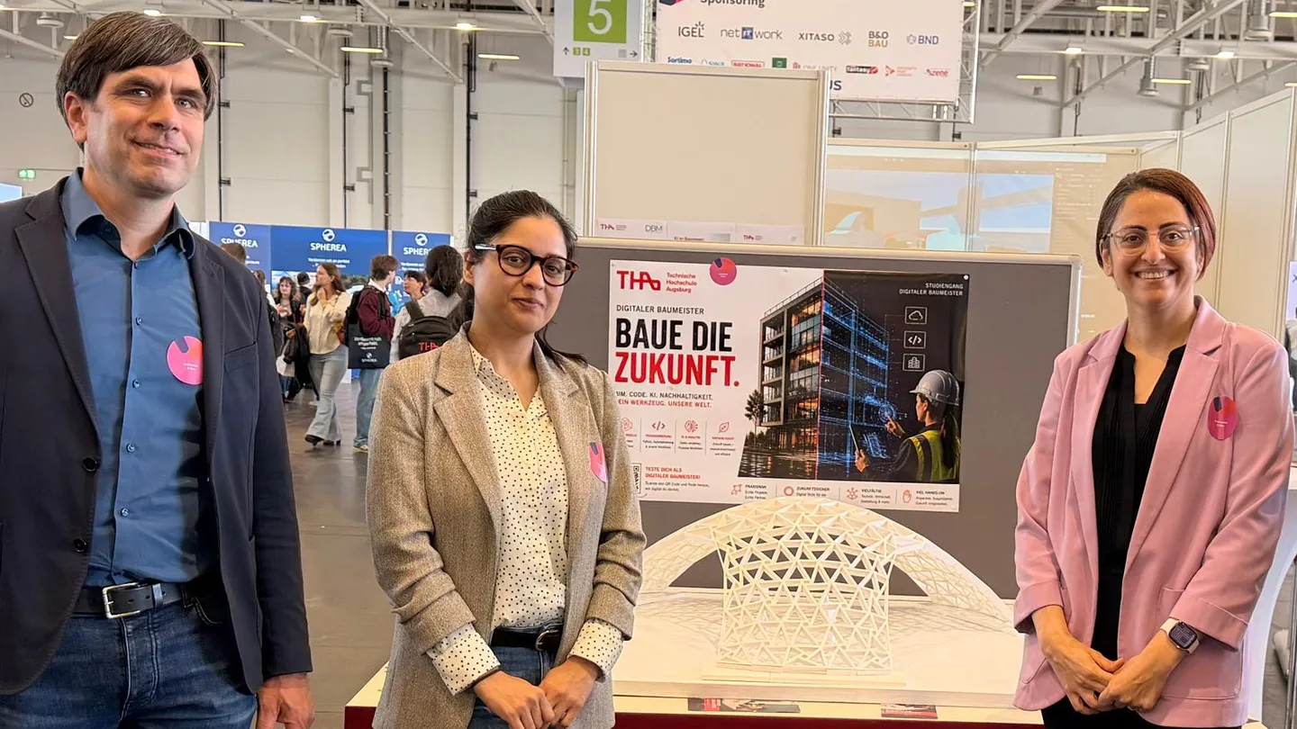 Prof. Dr. Tobias Maile mit Studierenden auf der Firmenkontaktmesse Pyramid 2026.