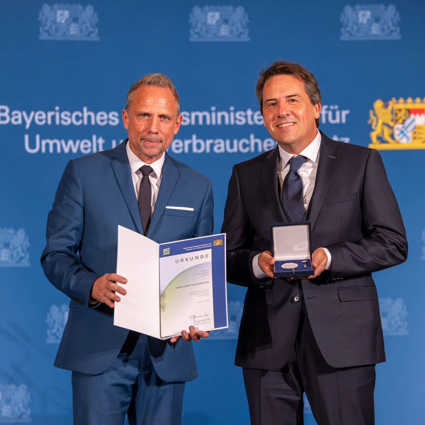 Christian Schweiger erhält vom bayerischen Umweltminister Thorsten Glauber die Bayerische Staatsmedaille für herausragende Verdienste um die Umwelt