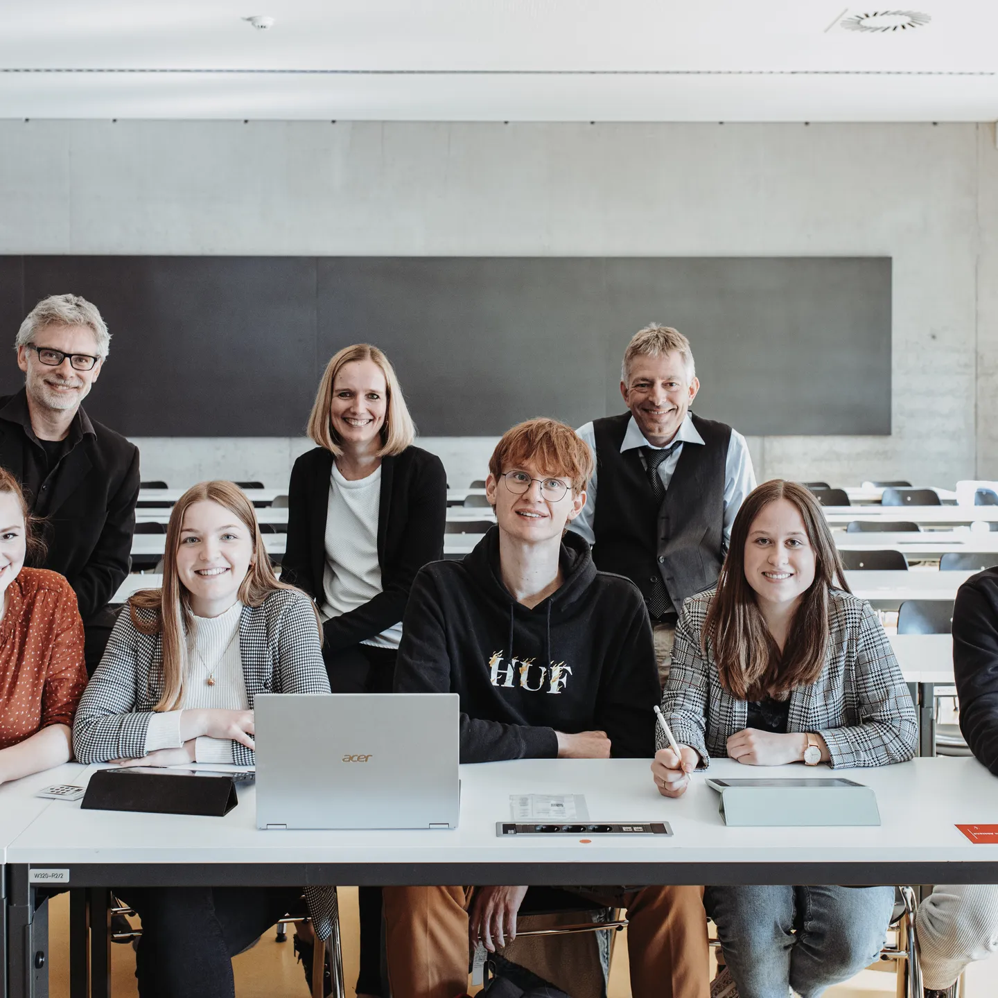 Group photo of students with Caroline Justen, Wolfgang Bischof, and Stefan Etschberger in the background