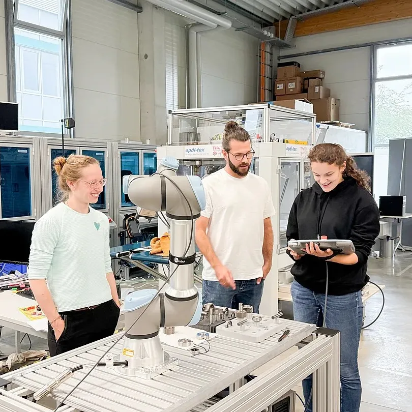 Menschen arbeiten mit Roboter