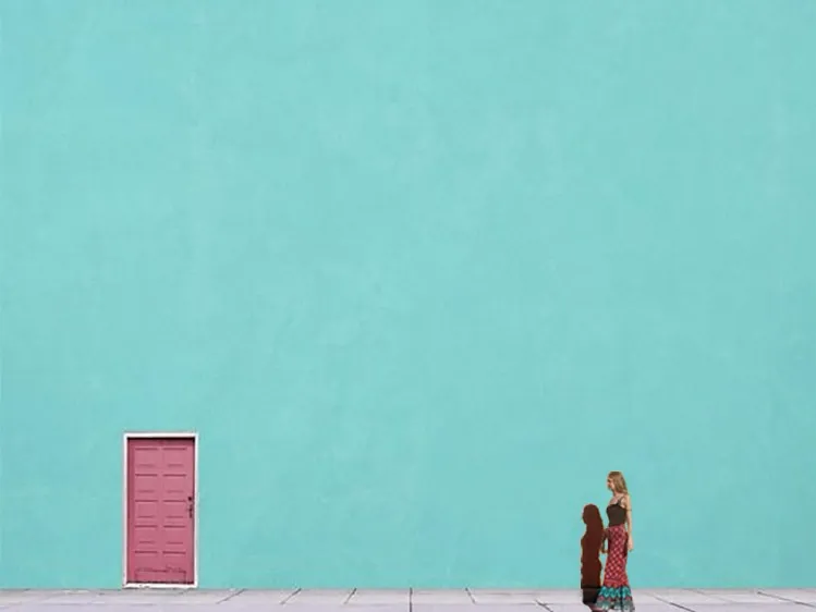 Türkise Wand und rote Tür