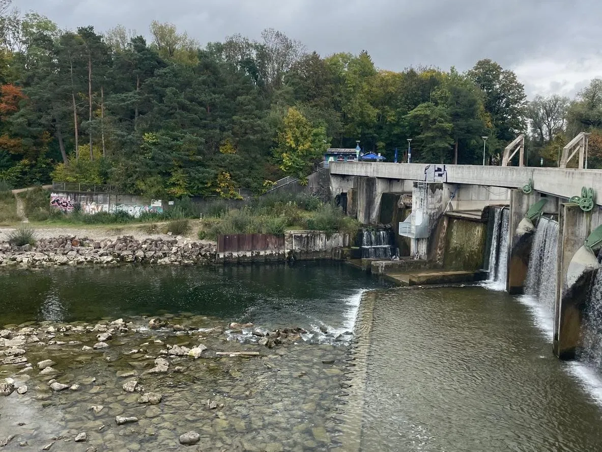Hochablass mit Blick auf das Wasserkraftwerk und das Baufeld für die Fischaufstiegsanlage ©THA